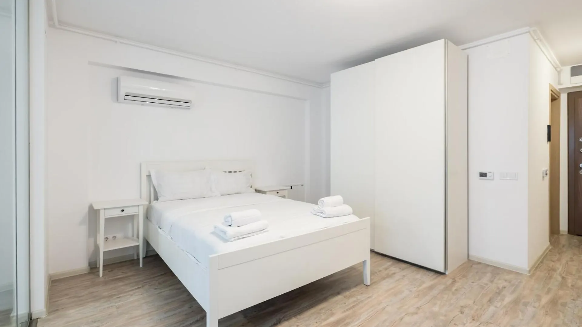 Kondo 9 - Stylish Studio In Roka Residence Bucharest Apartment